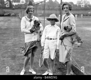 Schauspielerin Gladys Cooper Recht mit ihren Kindern John und Joan Buckmaster gesehen hier bei der Kinder-Tennis-Turnier in Frinton am Meer Circa 1925 1920s Stockfoto