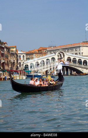 Nehmen eine Gondelfahrt in der Nähe der Rialto-Brücke in Venedig Italien Stockfoto