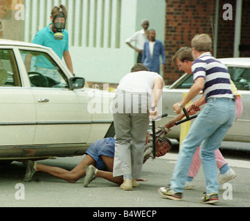 Ein südafrikanischer junge wird von der Polizei in Kimberley in Südafrika während der Rebel Cricket Tour in Südafrika 19. Januar 1990 Rebel Cricketers geschlagen Gesicht Sturm des Protests, die Polizei in Johannesburg bewaffnet mit Schlagstöcken und Hunde auf einer Demonstration gegen die Rebellen Cricketers gebrochen haben, die ein Verbot von Spielen in trotzt sind in Südafrika mehrere hundert Demonstranten getrennt viele winken Plakate sagen Apartheid ist nicht Cricket und Verbot rassistische Touren hatten sich versammelt, in der Ankunftshalle an Jan Smuts-Flughafen zu warten, bis die 15 England-Touristen unter der Leitung von ehemaligen Kapitän Mike Gatting lafjan05 Stockfoto