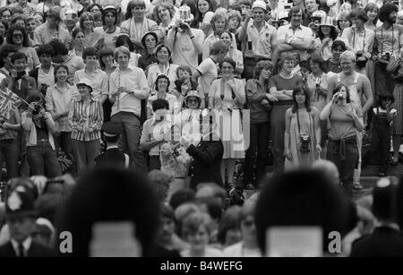 Prinz Charles Hochzeitstag mit Polizisten Juli 119981 tanzen in die Straße mit einem Mitglied der öffentlichen Massen versammeln sich, um die vorbeifahrenden Entourage zu sehen Stockfoto