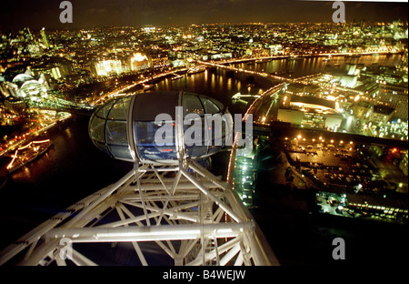 Das London Eye Millennium Wheel in London Februar 2000 zeigt das Bild der Ausblick bei Nacht mit Blick auf Waterloo Bridge Stockfoto