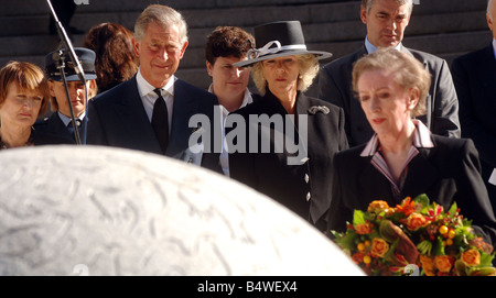 Der Prinz von Wales und die Herzogin von Cornwall Inveil ein Denkmal anlässlich des vierten Jahrestages der Bali Bombardierungen heute im Horse Guards Road der Zeremonie beiwohnen von Familie und Freunden der Opfer Bali war Stockfoto