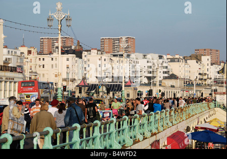 Am Wochenende Menschenmassen am Strand Brighton East Sussex England Stockfoto