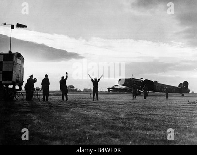 Group Captain Kommandierender Offizier einer RAF Station signalisiert einen Halifax-Bomber seinen Flug während eines Bombenangriffs auf Scheider industrielle Werke in Le Creusot im besetzten Frankreich während Erster Weltkrieg 2. Juni 1943 beginnen Stockfoto