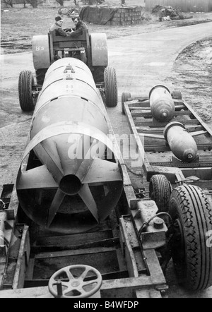 Eine 12000 lb-Cookie-Bombe im Vergleich mit einer 500 lb und 1000lb Bombe, die von der RAF auf Bombenangriffe auf industriellen Akzeptanzbedingungen im besetzten Frankreich und Deutschland im Weltkrieg 2. März 1944 verwendet worden ist Stockfoto