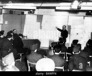 Neben seinen vielen anderen Aktivitäten die RAF Flugblätter in Deutschland sinkt weiter und besetzten Europa Bild zeigt Besatzungen der Planung für eine Broschüre Raid im Weltkrieg 2. Juli 1944 Kommandant anhören Stockfoto