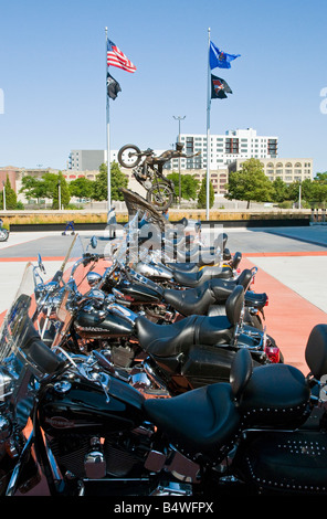 Motorräder & Hillclimber Statue außerhalb der neuen Harley-Davidson Museum in Milwaukee, Wisconsin, USA Stockfoto