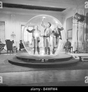 Links nach rechts Eric Portman Laurence Harvey und Lionel Jeffries hier am Set der Spion mit eine kalte Nase in den Shepperton Studios den Schauspielern zu sehen sind hier zu sehen in der Kuppel ein Anti Lauschangriff Gerät aus Plexiglas und 9 Fuß im Durchmesser In dem Film die drei Akteure im Inneren des Gerätes Juli 1966 gesperrt W7237 Stockfoto