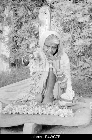 Cataracs Dimmen die Augen des alten Blumenverkäuferin, die an den Eingang Gandis Grab sitzt.  Juli 1971 Stockfoto