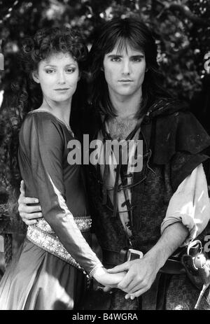 Michael Praed Schauspieler 23, spielt Robin Hood L und Judi Trott Schauspielerin 20, Maid Marion R im Sherwood Forest Hochzeitsszene aus dem neuen HTV Prog Robin of Sherwood spielt, in Mells Somerset Mirrorpix gefilmt Stockfoto