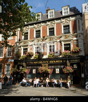 Die Sherlock Holmes berühmten Pub in der Nähe von Trafalgar Square in London Stockfoto