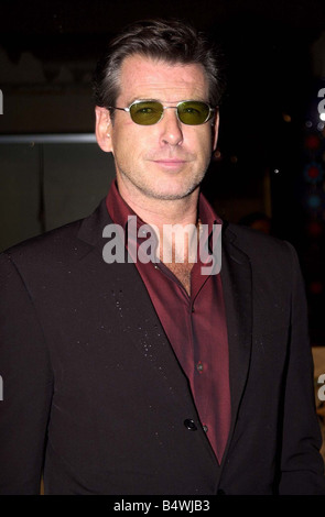 Die MTV European Music Awards Barcelona November 2002 Schauspieler Pierce Brosnan mit rotem Hemd Jacke getönt Su Brille kommt bei der Preisverleihung Stockfoto