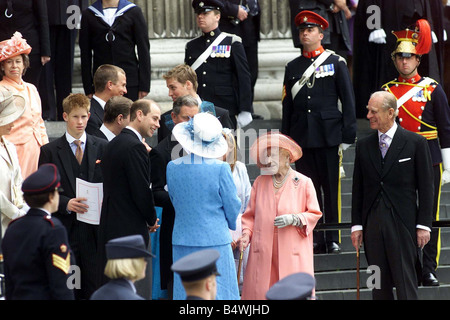 Königin-Mutter 100 Thanksgiving Service St Pauls Cathedral Juli 2000 der Königin-Mutter mit Königin Elizabeth II Prinz Philip Prince William Prince Harry Prince Edward Earl of Wessex Peter Phillips und Prinzessin Margaret sammeln auf den Stufen des St Pauls Cathedral nach dem Besuch einen Dankgottesdienst zu Ehren der Königin Mütter 100. Geburtstag Spiegel Syndication 2000 Stockfoto