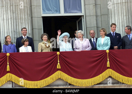 Königinmutter 100. Geburtstag August 2000 die Königinmutter auf dem Balkon des Buckingham Ort mit Mitgliedern ihrer Familie richtige Prinzessin Beatrice Prince Andrew überließ der Herzog von York Prinzessin Eugenie Prinzessin Margaret The Königin Mutter Königin Elizabeth II Prinz Edward Earl of Wessex verdeckt Prinz Philip, Duke of Edinburgh Sophie Rhys Jones die Gräfin von Wessex Prinz William Prince Charles Stockfoto