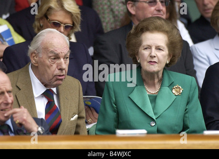 Wimbledon Tennis Championship Juli 2002 ehemalige Premierministerin Margaret Thatcher und ihr Ehemann Denis gerade das Finale zwischen Venus Willmams und Schwester Serena Williams Stockfoto