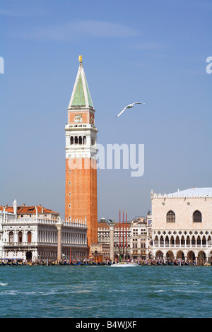 Die Camponile und Dogenpalast im Zentrum von Venedig in Italien. Stockfoto