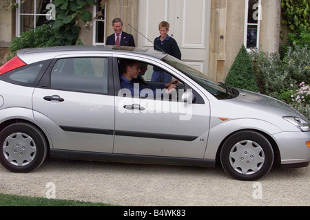 Prinz William hat Fahrstunde in Highgrove Juli 1999 Prinz William 17 fahren Ford Focus mit Polizeiausbilder Chris Gilbert Highgrove Estate Prinz Harry und Prinz Charles blicken auf Stockfoto