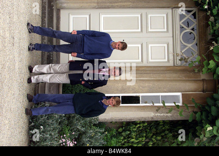 Prinz William mit Prinz Harry und Prinz Charles Juli 1999 in Highgrove nach Prinz William s Fahrstunde im Ford Focus mit Polizeiausbilder Chris Gilbert auf dem Landgut Highgrove abgebildet Stockfoto