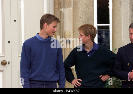 Prinz William und Prinz Harry in Highgrove Juli 1999 Bild Diskussion über Prinz William s Fahrstunde im Ford Focus mit Polizeiausbilder Chris Gilbert auf die Highgrove Estate Prinz Charles blicken auf Stockfoto