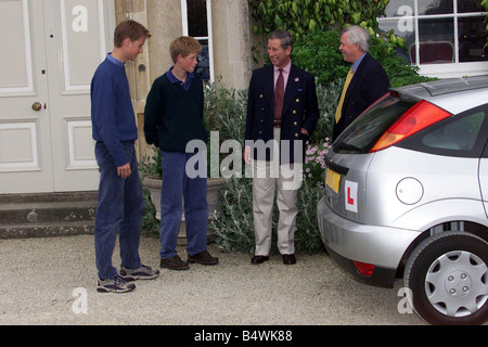 Prinz William nach der Fahrt Lektion in Highgrove Juli 1999 Prinz Charles Witze mit Prinz William nach Fahrstunde im Ford Focus mit Polizeiausbilder Chris Gilbert Highgrove Estate Prinz Harry blickt auf Stockfoto