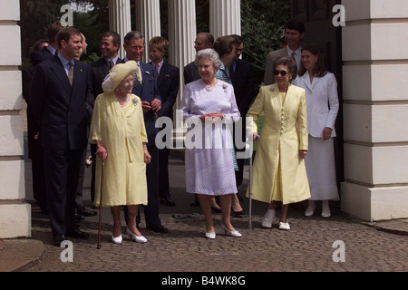 Königinmutter 99. Geburtstag August 1999 begleitet von ihrem Enkel Prinz Charles rechts grüßt Gönnern außerhalb ihrer Wurfweite Stockfoto