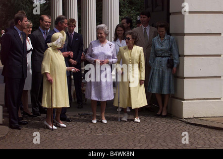 Königinmutter 99. Geburtstag August 1999 begleitet von ihrem Enkel Prinz Charles rechts grüßt Gönnern außerhalb ihrer Wurfweite Stockfoto