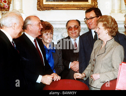 Sowjetische Führer Mikhail Gorbachev an Nr. 10 Downing Street mit Premierministerin Margaret Thatcher April 1989 Stockfoto