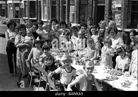 Königliche Hochzeit feiern In Ulster Juli 1981 Kinder und Erwachsene gleichermaßen genießen die Street Party in Abingdon Street Donegall Straße Belfast nach der Hochzeit war es Parteien in Hülle und Fülle auf den Straßen von Ulster Stockfoto