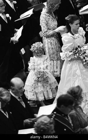 Prinz Charles Lady Diana Spencer königliche Hochzeit Juli 1981 Brautjungfern auch Sarah Armstrong-Jones in St. Pauls Kathedrale Cary Blumensträuße Blumen Stockfoto