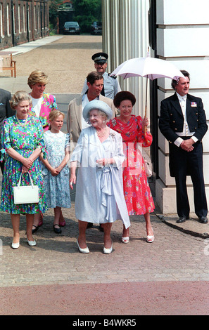 Königinmutter Geburtstage August 1990 an ihrem 90. Geburtstag außerhalb Clarence House mit anderen Mitgliedern der königlichen Familie und ihrer Stallmeister Captain William de Rouet Stockfoto