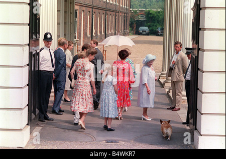 Königinmutter Geburtstage August 1990 an ihrem 90. Geburtstag außerhalb Clarence House mit anderen Mitgliedern der königlichen Familie und ihrer Stallmeister Captain William de Rouet Stockfoto