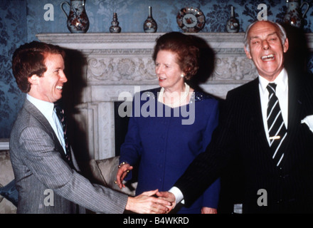 Premierministerin Margaret Thatcher trifft Colin Moynihan MP Sportminister im Rahmen eines Empfangs der Downing Street mit Ehemann Denis Thatcher Oktober 1988 Stockfoto