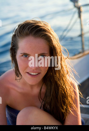 Junge Frau Porträt auf Boot Stockfoto
