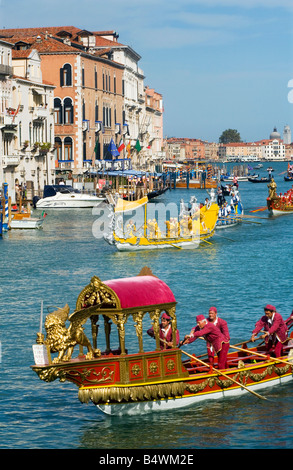 Boote auf dem Canal Grande in Venedig für die historische Regatta, die jedes Jahr im September stattfindende dekoriert Stockfoto