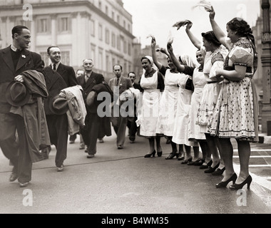 ABWW2 20 zwei Mädchen in Tschechische Volkstracht winken den tschechischen Truppen beim verlassen von London Stockfoto