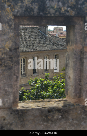 Ein altes Haus in der französischen Stadt von Aigues-Mortes wie durch ein Fenster in der Stadtmauer zu sehen. Stockfoto