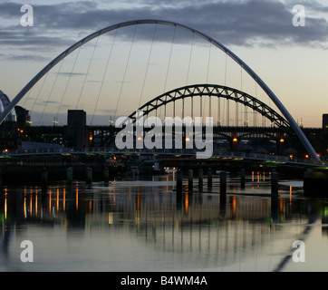 Millennium Bridge zwischen Newcastle und Gateshead über den Fluss Tyne in der Abenddämmerung Stockfoto