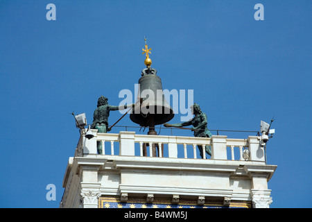 Torre del Oroligio in St Mark Piazza Venedig Stockfoto