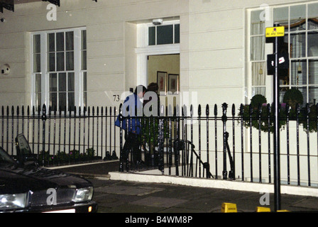 Der ehemalige Premierminister Baroness Thatcher mit ihrem Ehemann Denis kommt zu ihrer vierstöckigen georgianischen Stadthaus im Zentrum von London Belgravia Februar 1996 Stockfoto