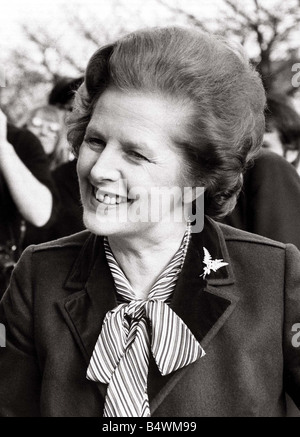 Premierministerin Margaret Thatcher besucht die British Aerospace Fabrik um zu sehen, die Produktionslinie von Sea Harriers in Kingston Surrey Dezember 1982 Stockfoto