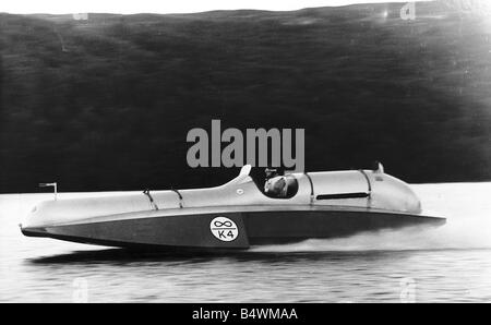 Donald Campbell World Speed Record Land und Wasser im Bluebird auf einen Probelauf Stockfoto