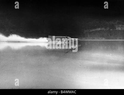 Donald Campbell World Speed Record Land und Wasser im Bluebird auf Coniston Wasser Stockfoto