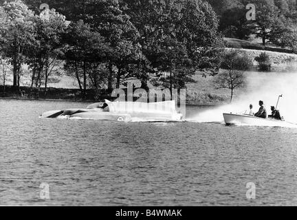 Donald Campbell Geschwindigkeits-Weltrekord auf Land und Wasser im Bluebird auf Coniston Wasser Stockfoto