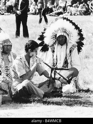 Prince Charles besucht eine Blackfoot Indian Zeremonie in Calgary Kanada bläht eine Friedenspfeife beobachtet von Medizinmann Joe arme Adler Juli 1977 Stockfoto