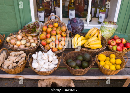 Eine Auswahl an frischem Obst für den Verkauf außerhalb ein Geschäft mit Bio-Produkten Stockfoto