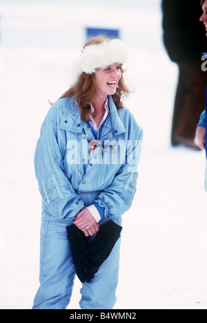 Sarah Ferguson vor dem Prinz Charles und Prinzessin Diana während der Fototermin zum Jahresbeginn ihren Skiurlaub Klosters Schweiz Februar 1988 Stockfoto