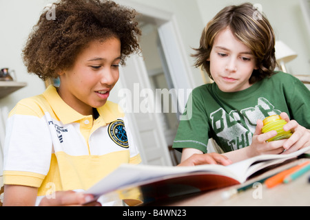 Zwei jungen, die Hausaufgaben Stockfoto