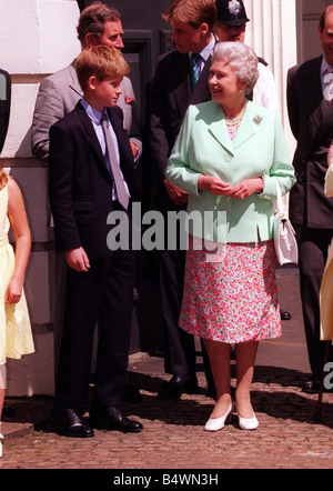 Prinz Harry und Königin Elizabeth II im Clarence House August 1998 für die Königin-Mutter s 1998. Geburtstagsfeiern Prinz Charles und Williams Chat im Hintergrund Stockfoto