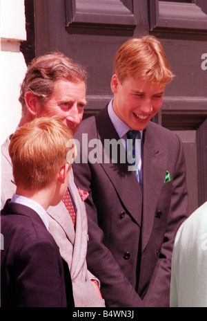 Prinz William im Clarence House lächelt August 1998 als He Chats mit seinem Vater Prinz Charles C und seinem Bruder Prinz Harry vor posiert für Fotos mit der Königin-Mutter an ihrem Geburtstag Stockfoto