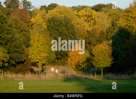 Paar zu Fuß durch den Park umgeben von Herbst Farben, Nonsuch Park Cheam, (Südwesten von London), Surrey, England Stockfoto
